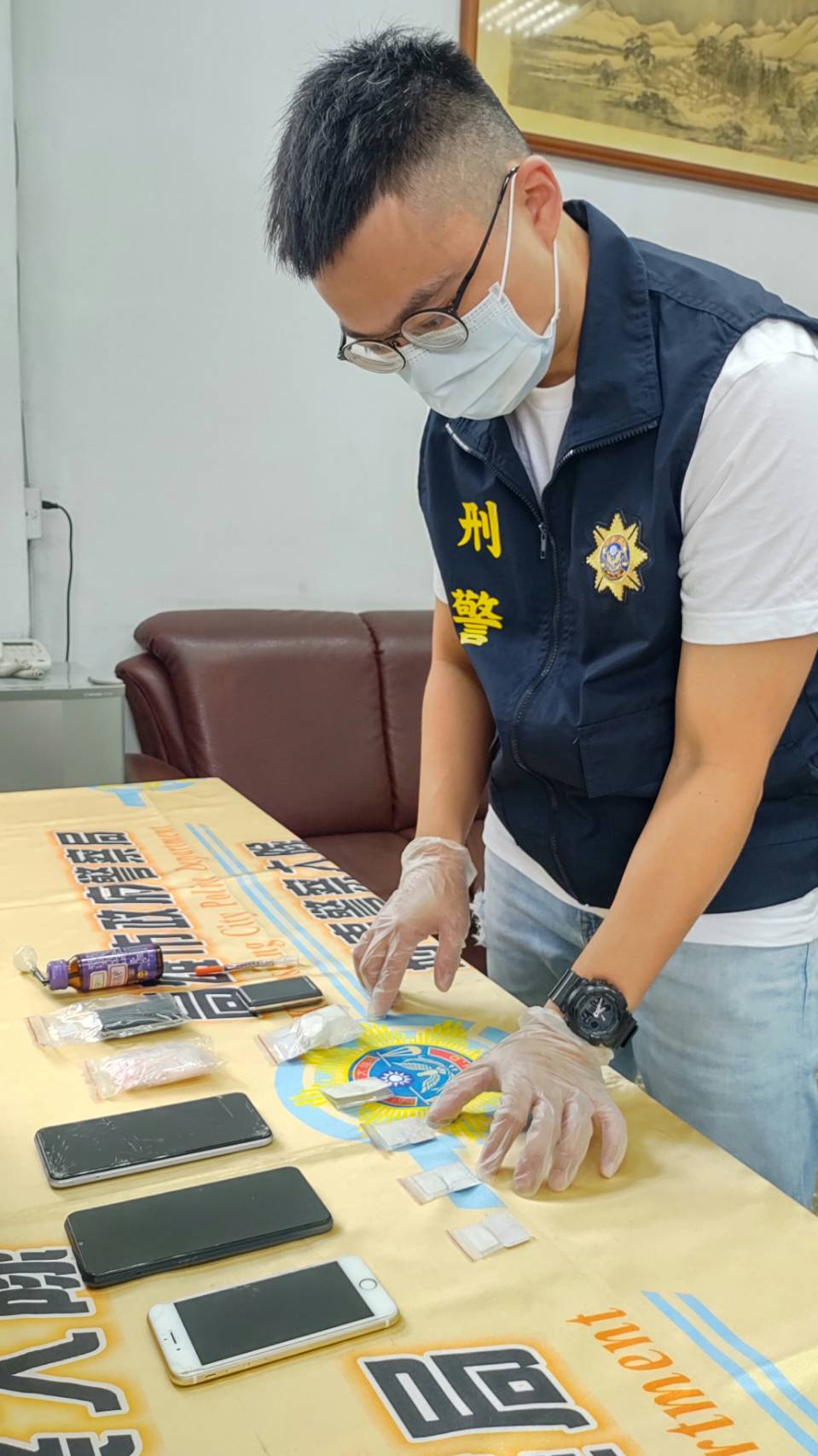 警方查獲何男持有的海洛因。(圖/警方提供)