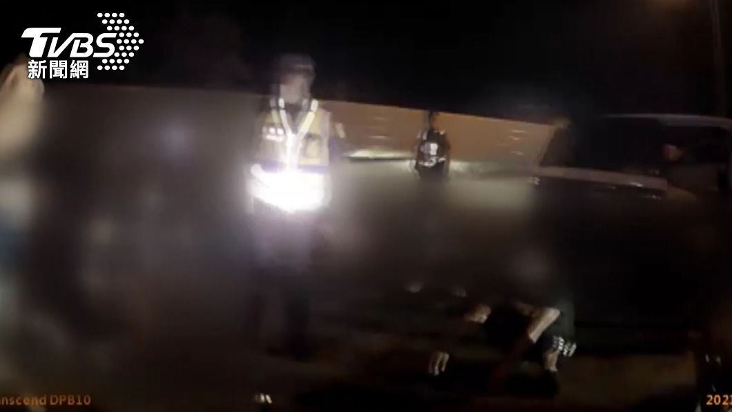 警方立即將多人依現行犯移送。(圖/TVBS)