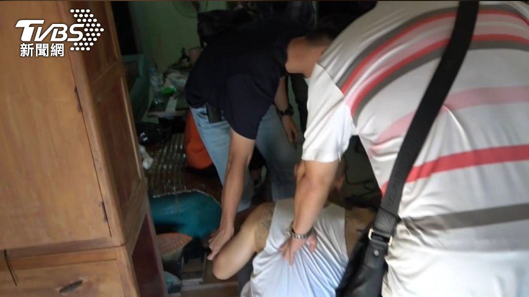 陳姓男子也涉嫌吸毒,警方事後也將他帶回派出所。(圖/警方提供)
