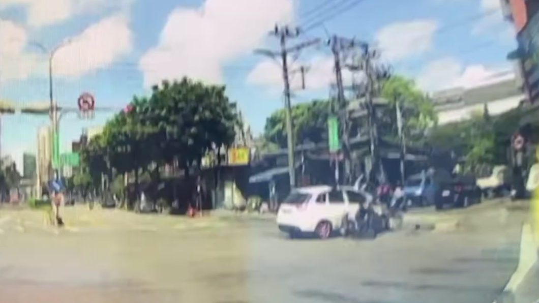 兩個都違規!轎車搶快左轉、機車闖紅燈 猛撞釀顱內出血