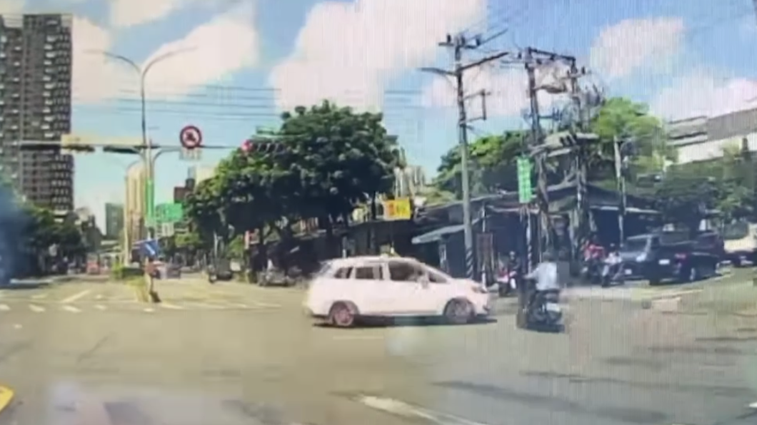 轎車轉彎時左轉燈還未亮起,而騎車通過路口時為紅燈。(圖/Facebook汐止集團)