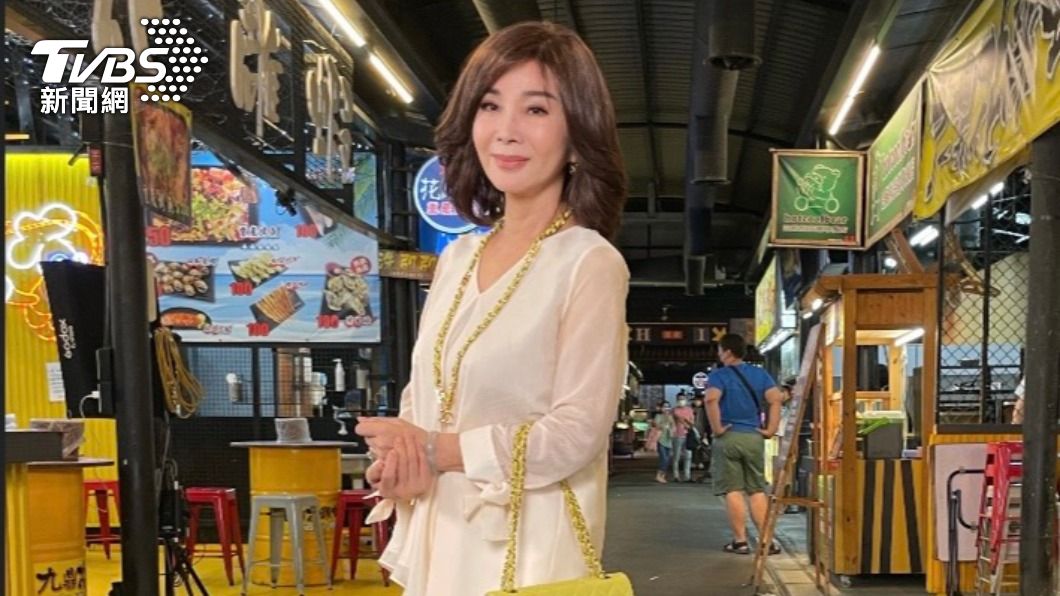 陳美鳳超華麗行頭「現身夜市」 狂吸大批民眾搶拍