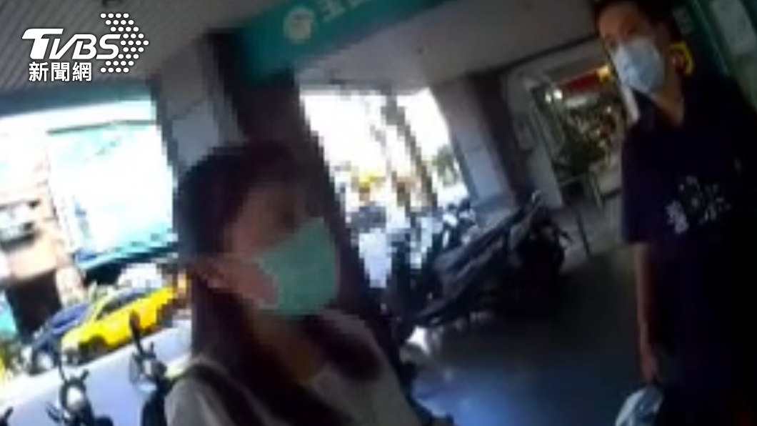 警方與行員輪番勸說才阻止婦人匯款。(圖/TVBS)