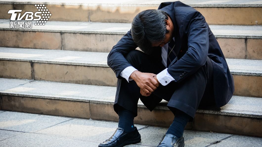 男子賭博上癮讓家人疏遠。(示意圖/shutterstock達志影像)
