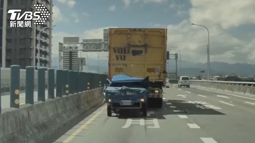 撞擊畫面曝光!疑未注意路況追撞 小貨車駕駛傷重不治