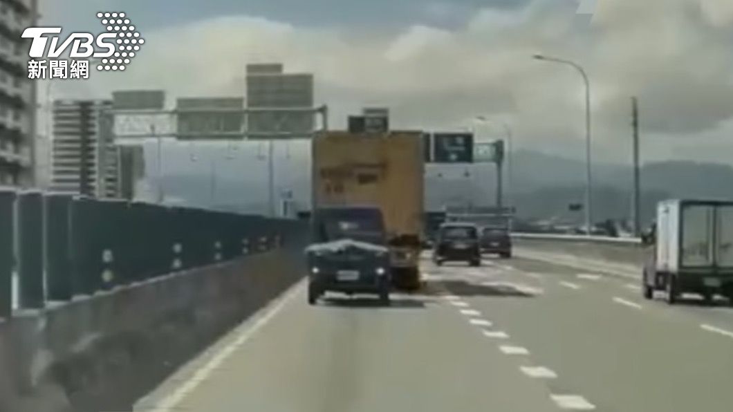 小貨車緊急煞車但仍撞上前車。(圖/民眾提供)