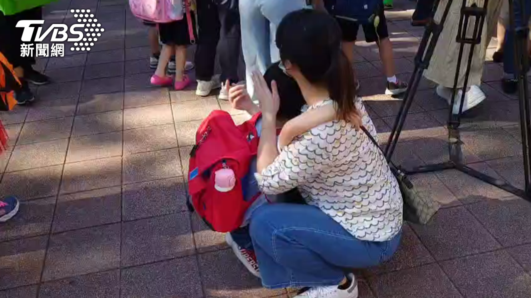 零星小一新生出現分離焦慮。(圖/TVBS)