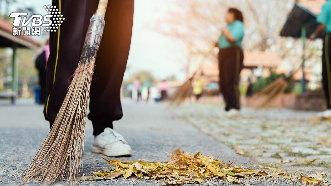 高雄一名國中生因為沒好好打掃被記警告。(非當事人,示意圖/shutterstock 達志影像)
