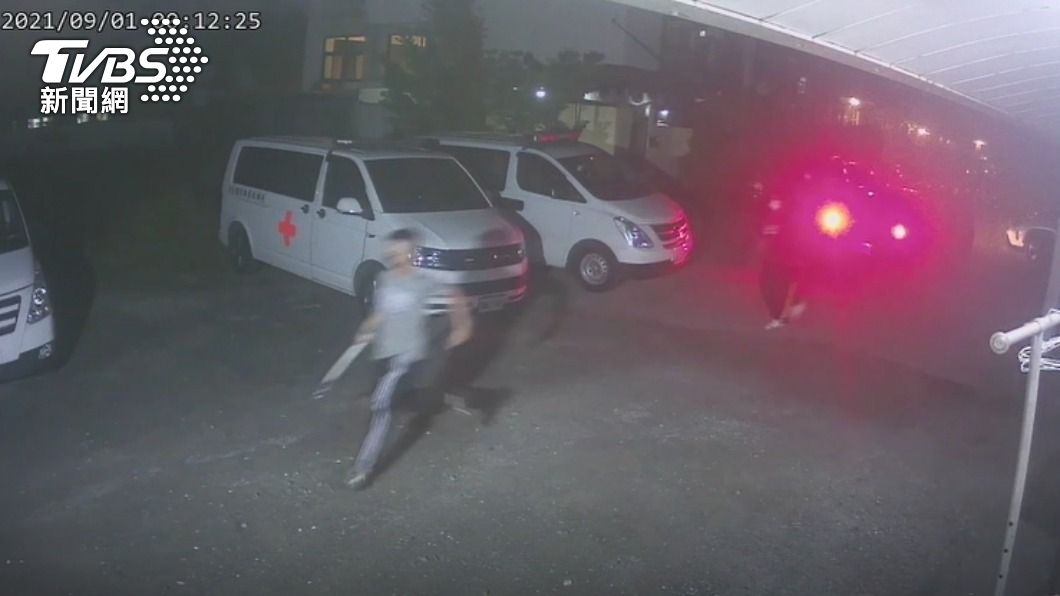 3人一下車就是一陣狂砸。(圖/TVBS)