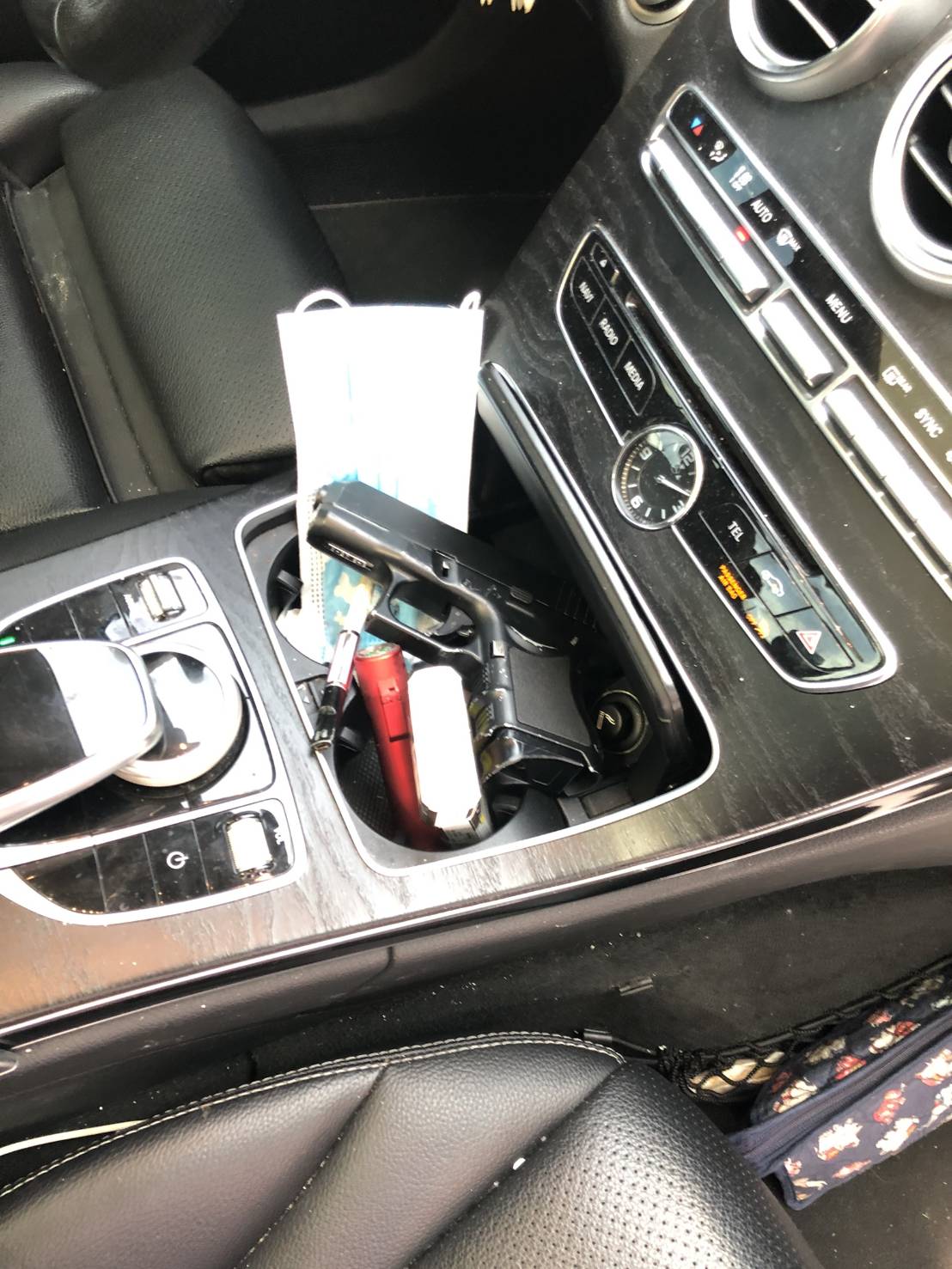 警方在蘇男的轎車查獲槍枝。(圖/警方提供)
