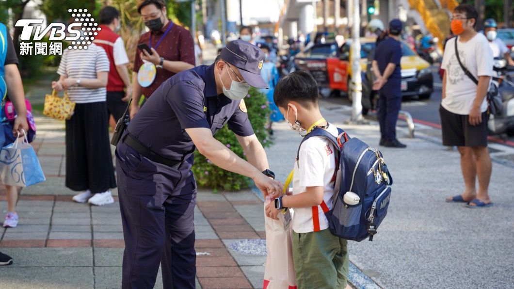 海山員警在校園外發送防疫物資。（圖／TVBS）