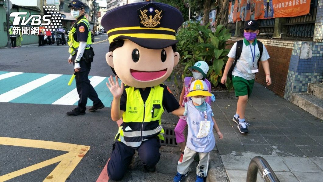 中和警派出大頭娃娃照顧孩童上學做到「三心」。（圖／TVBS）