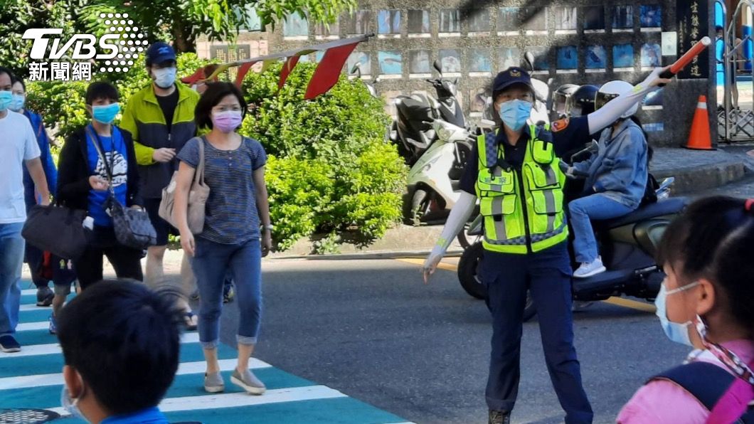 汐止警方在校外疏導交通。（圖／TVBS）