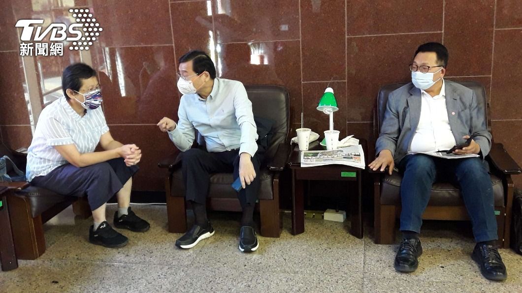 立院新會期前三位報到者,宜蘭縣民進黨立委陳歐珀(右),國民黨不分區立委曾銘宗(中),時代力量黨主席、不分區立委陳椒華(左)。(圖/中央社)