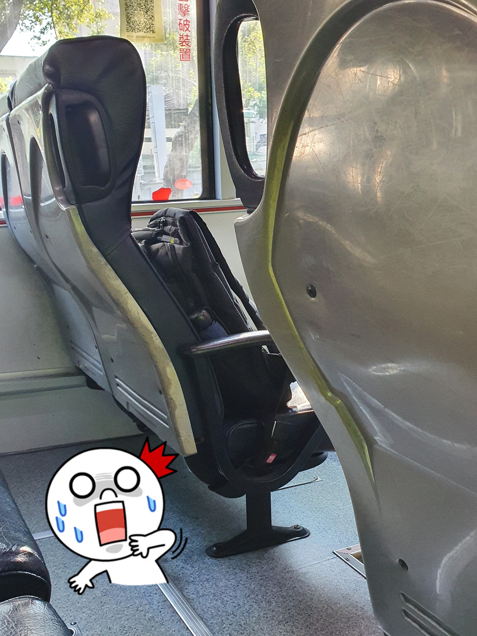 有名學生下了公車，卻忘記把書包帶走。（圖／翻攝自爆廢公社二館臉書）
