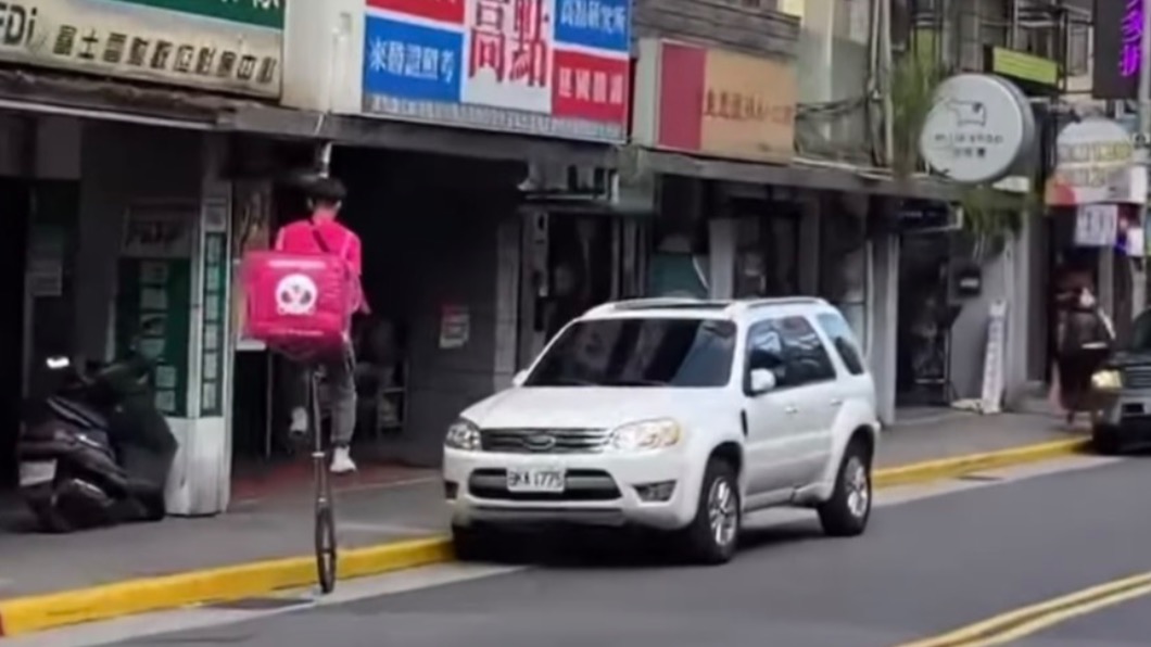 「特技熊貓」騎獨輪車送餐 網笑翻:您的餐點正在搖擺