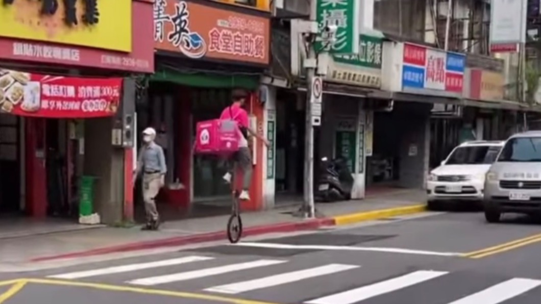 還有網友注意到外送員保溫背包上的熊貓反了。(圖/Facebook路上觀察學院)