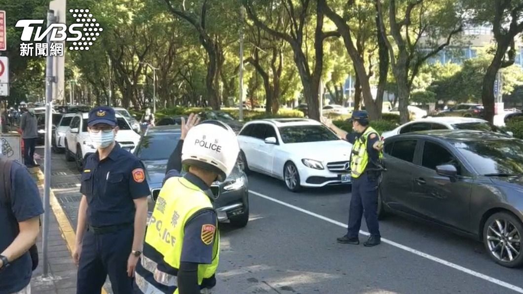 北市開學日湧車潮 大批警力加強疏導防壅塞