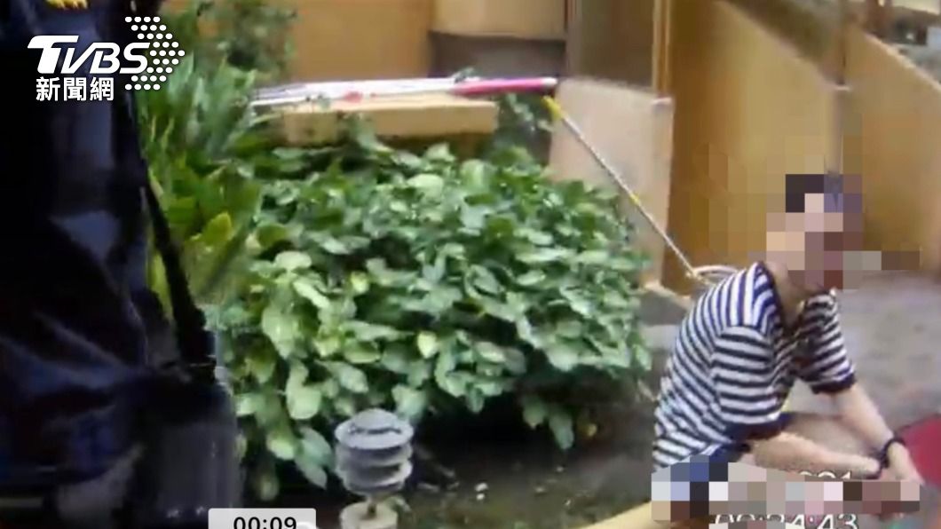 男子待在一樓等警方逮捕。(圖/TVBS)