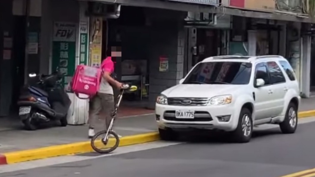 警方提醒單輪車需要高技術才能駕馭,呼籲不要騎在道路上比較安全。(圖/Facebook路上觀察學院)
