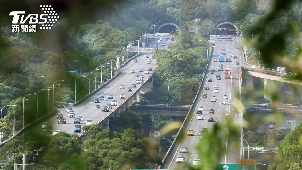 國慶收假日上午國5塞車 估午後多處湧北返車潮