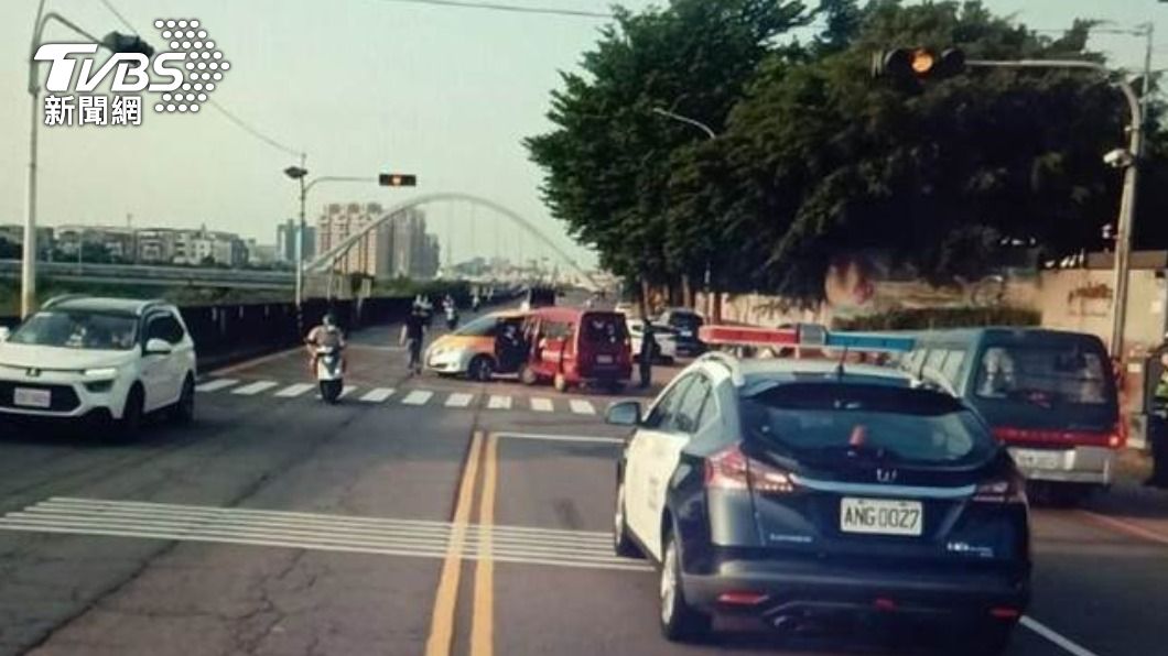 計程車一迴轉,遭廂型車攔腰撞上。(圖/民眾提供)