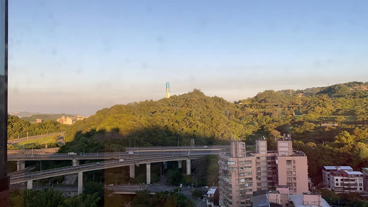 陶晶瑩望向窗外的高速公路。(圖/翻攝自陶晶瑩Facebook)