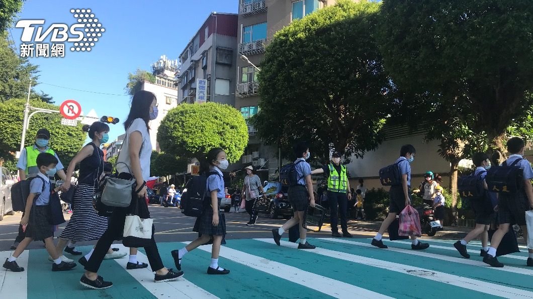 最長暑假結束了!新北354警力護童專案 「三心」進校園