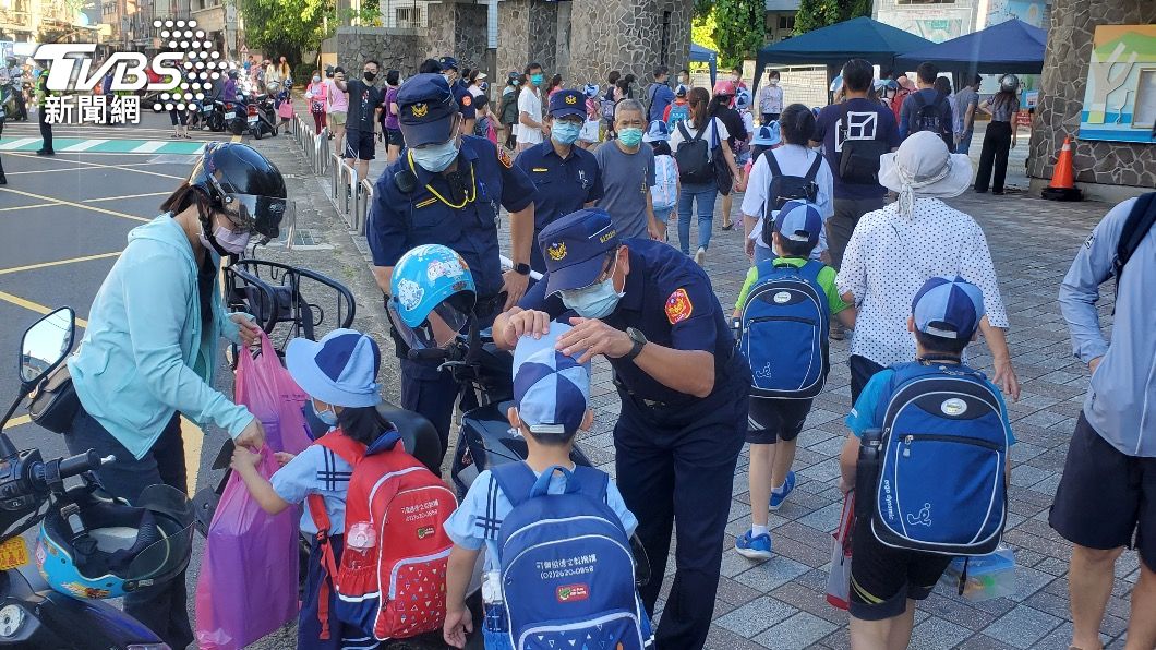 淡水警分局長黃南山提醒孩童要注意手部清潔。（圖／TVBS）