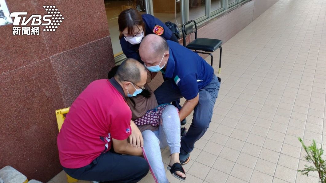 母「嗜睡症」發作突倒在路邊 男童冷靜遞手機請警通知家人