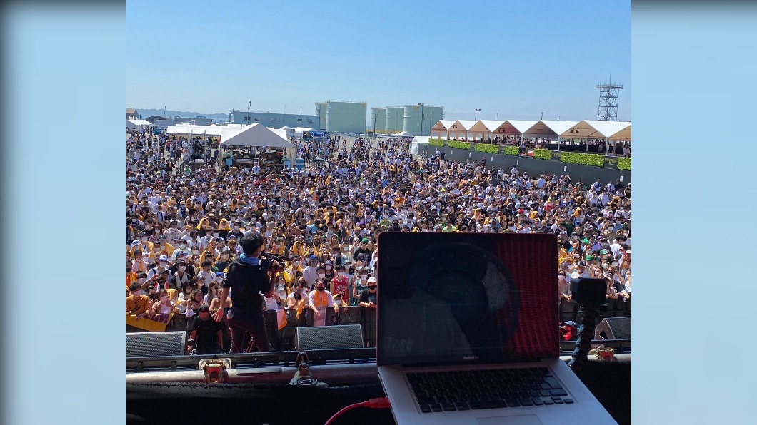 日本音樂祭萬人擠爆 觀眾超嗨群聚沒戴口罩還喝酒