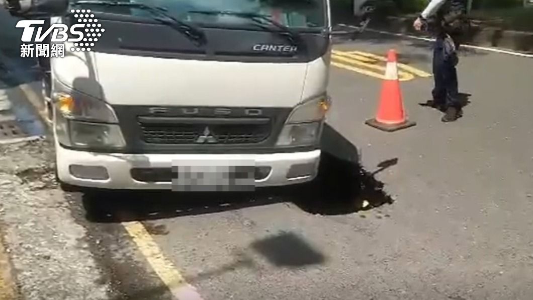 左前方陷入馬路。(圖/TVBS)