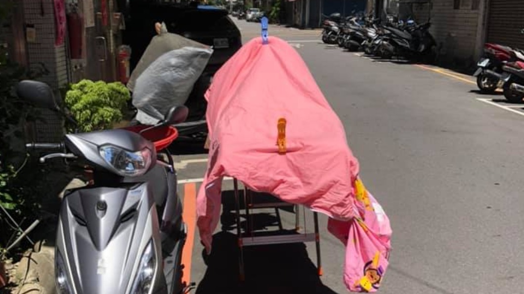 農曆7月嚇死人!漫步巷弄突見蓋布 超毛畫面曝光