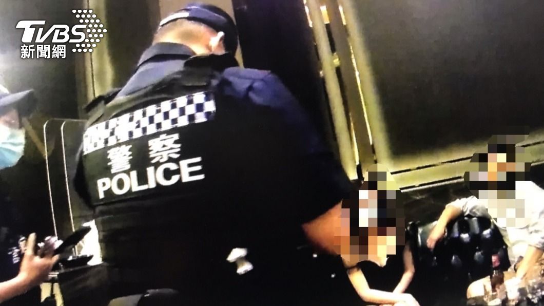 警方查獲私人招待所靠「通關密語」接客,還有女陪侍倒酒。(圖/警方提供)
