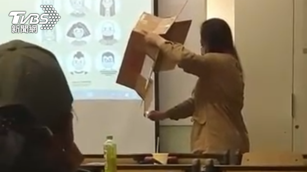 不滿教授不給問!女學生教室點火燒課本、紙箱 獲不起訴