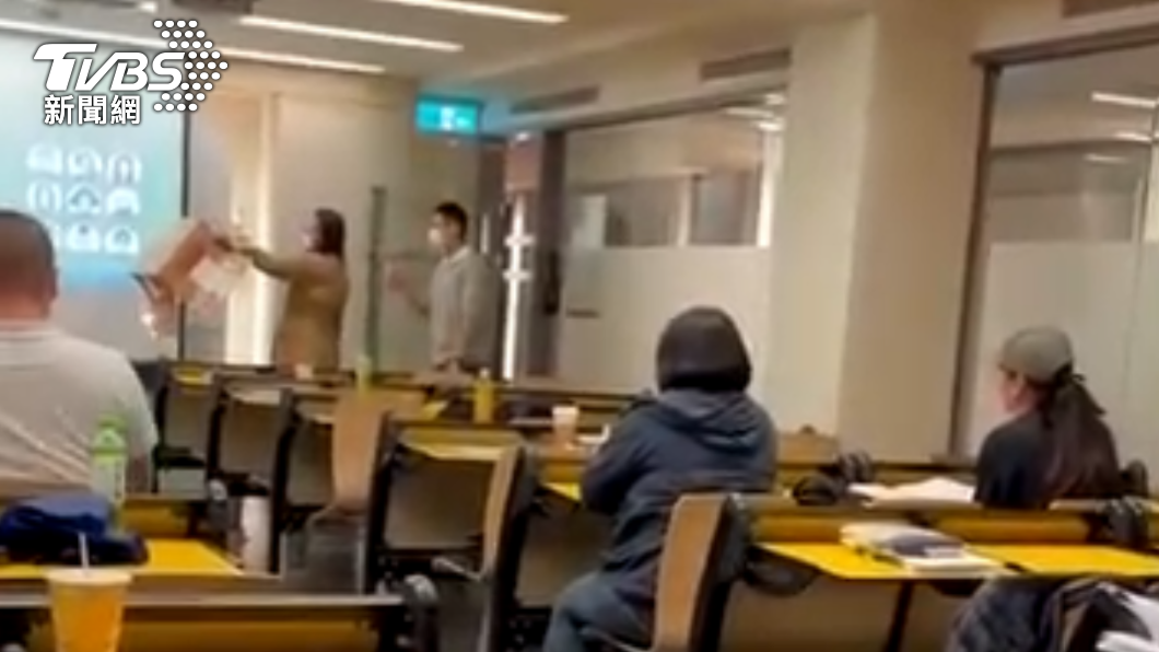 其他學生上前制止。(圖/民眾提供)