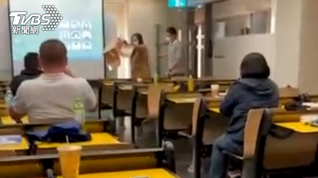 教室內還有不少學生相當淡定的坐著。(圖/民眾提供)