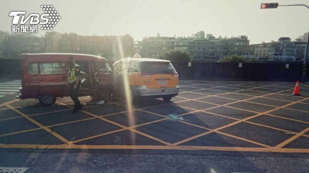 廂型車撞擊校門前迴轉計程車 7旬女駕駛送醫不治