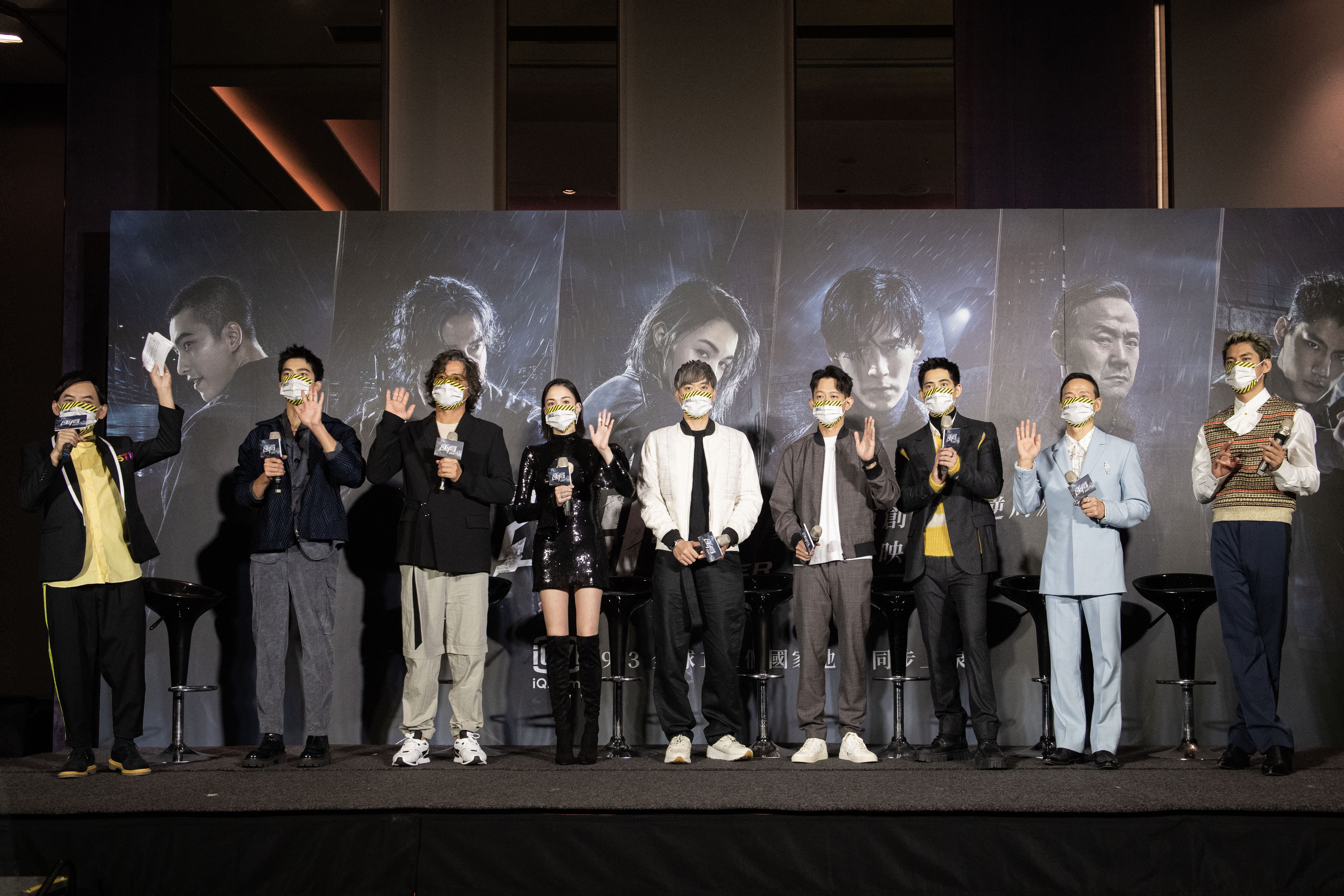 演員曾敬驊（左一）、李銘順、張榕容、陳冠仲導演、莊絢維導演、周渝民、吳興國、朱軒洋今出席亞太首映會。（圖／愛奇藝國際站）