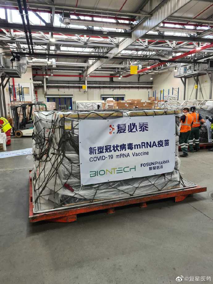 復興醫藥在微博上分享BNT疫苗上機畫面。(圖/翻攝自復興醫藥微博)