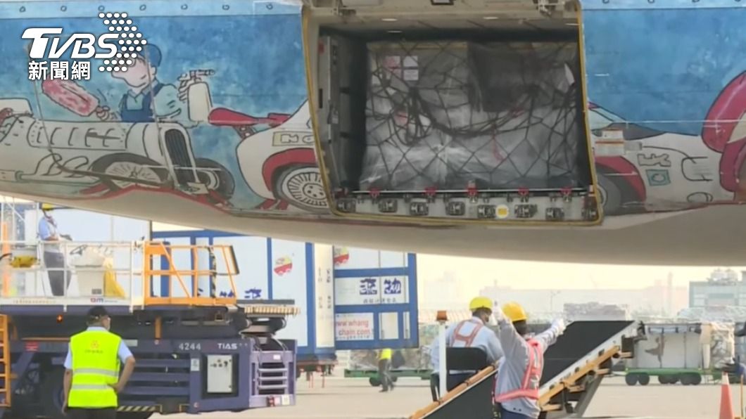 首批BNT裝箱外「復必泰」字樣消失 永齡火速回應