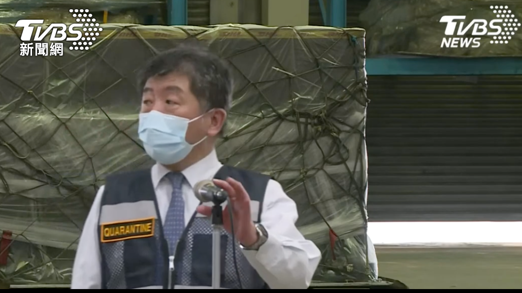 BNT抵台，衛福部長陳時中前往接機。（圖／TVBS）