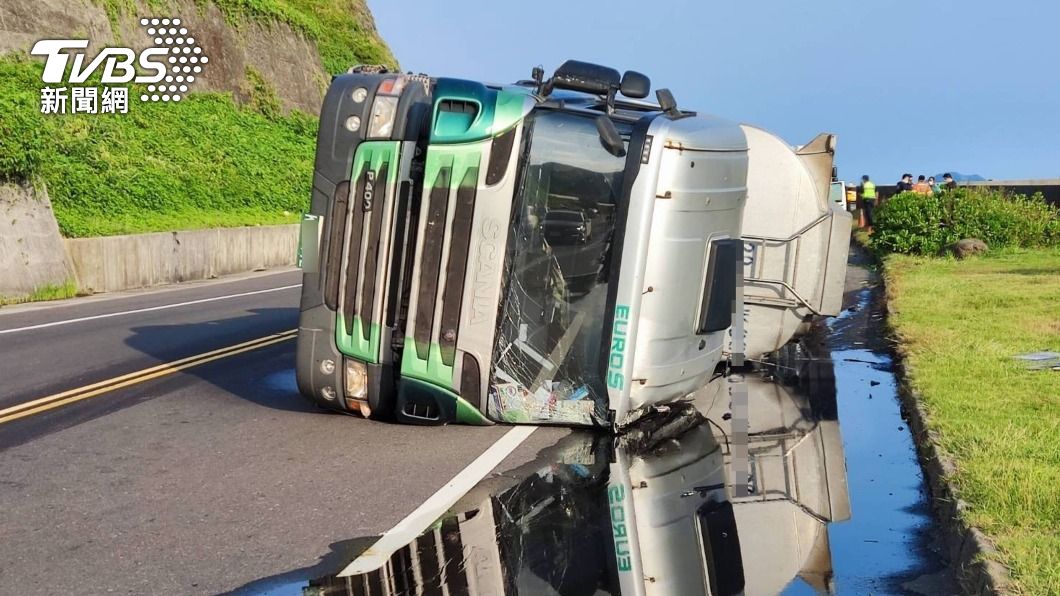 化學槽車台2線過彎翻覆硫酸滲漏　單線雙向通行