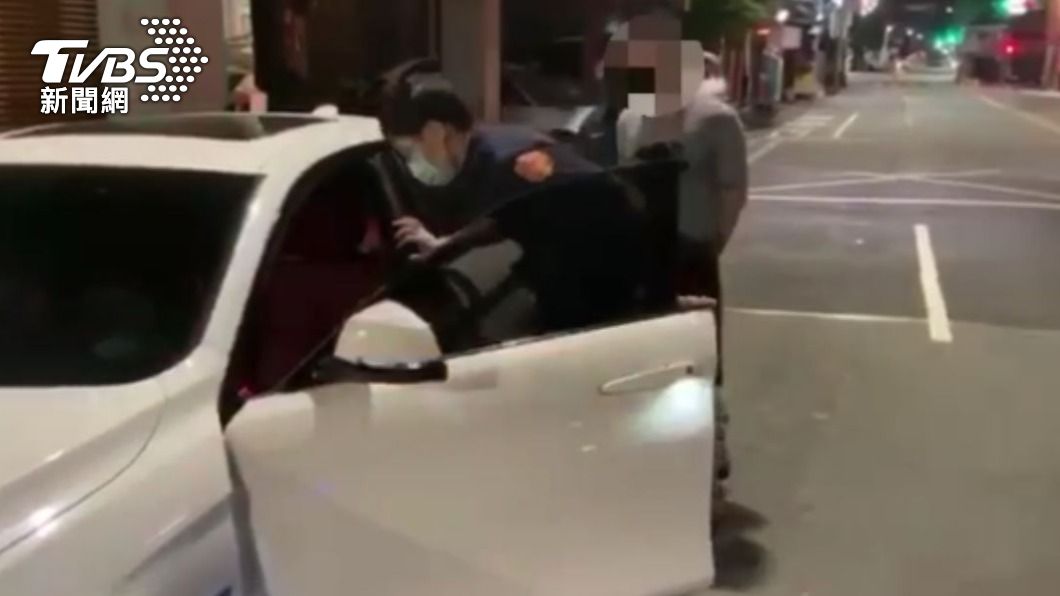 警方搜索男子車輛。(圖/TVBS)