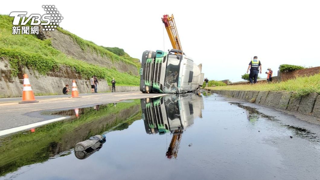 化學槽車過彎失控翻覆 載運硫酸洩滿地