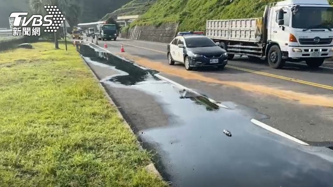 硫酸流滿地。(圖/TVBS)