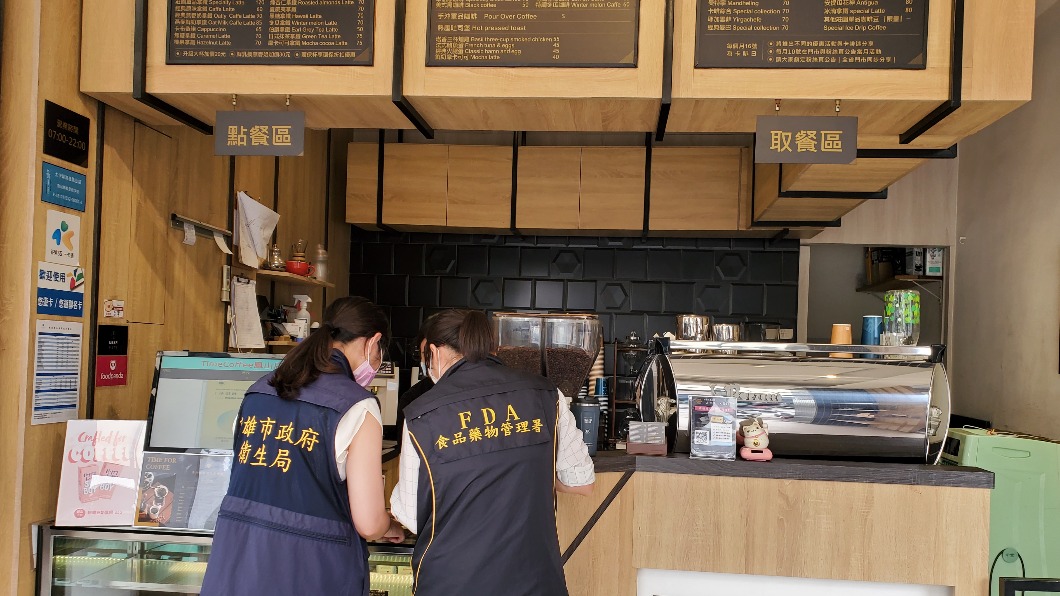 高雄市衛生局稽查飲冰品抽驗。(圖/高雄市衛生局提供)