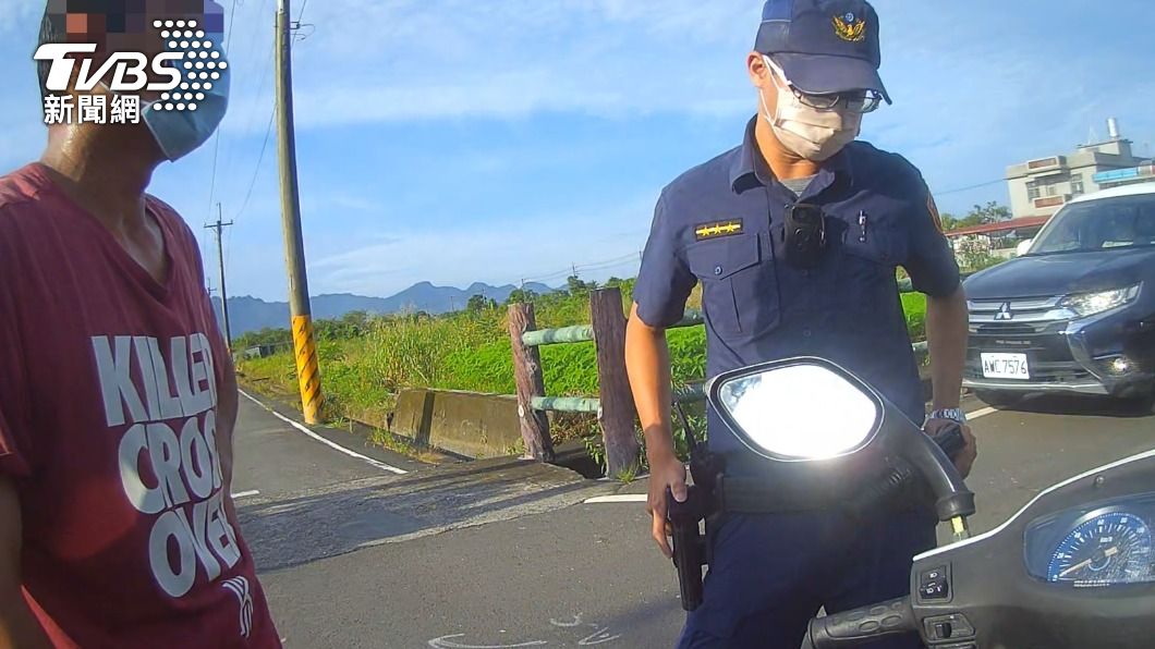 男子堅持不需警方協助。(圖/TVBS)
