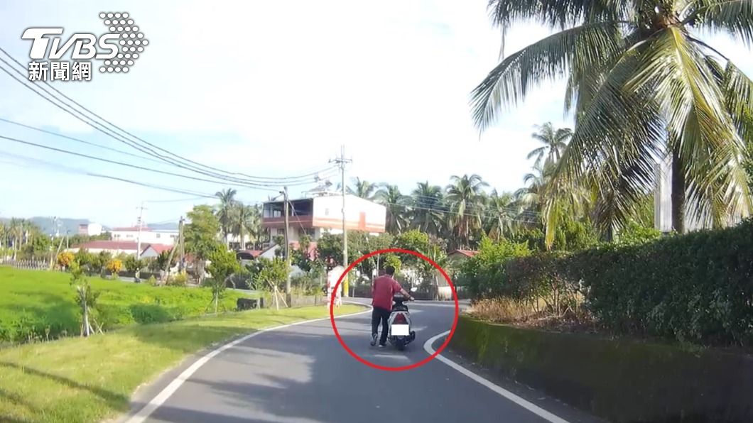 警方路過看到一名男子在路邊牽車。(圖/TVBS)
