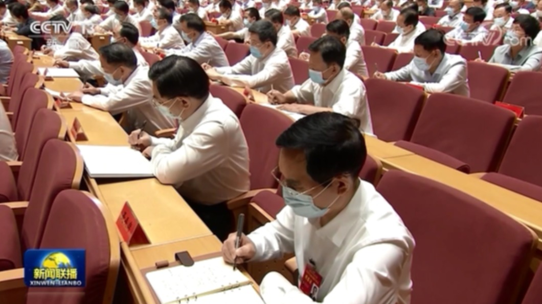 習近平台上演講，台下共產黨員低頭狂抄。（圖／翻攝自新華網）